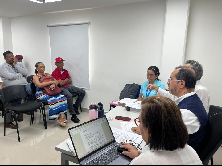 ATENDIENDO A PRESIDENTE Y LIDERES COMUNITARIOS 