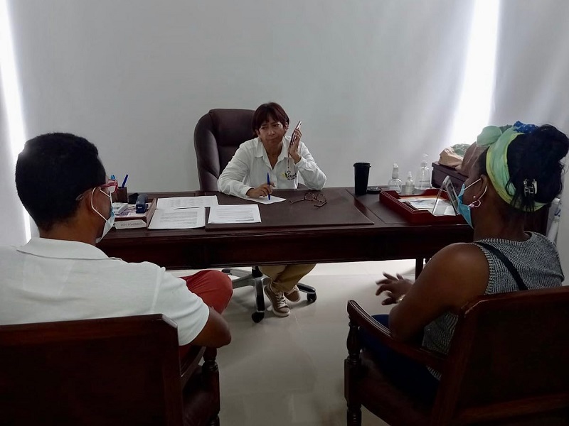 PERSONERA ATENDIENDO A PADRES DE FAMILIA DEL COLEGIO OMAIRA SANCHEZ