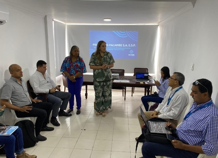 Mesa de trabajo con los gerentes de las empresas de Servicios Públicos Domiciliarios 